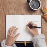 mujer escribiendo en libreta